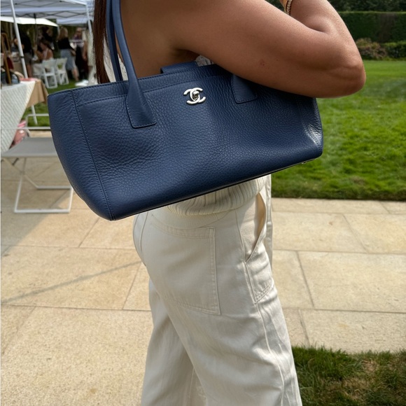 Elegant AUTHENTIC CHANEL Blue Leather Tote Bag - Picture 2 of 5